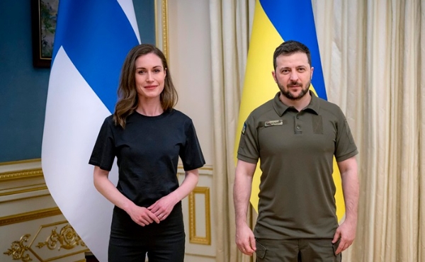 산나 마린 핀란드 총리(왼쪽)와 볼로디미르 젤렌스키 우크라이나 대통령. 사진=AP통신·뉴시스