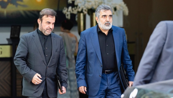 오스트리아 빈에서 8월 4일 열린 이란 핵 합의 복원 포괄적공동행동계획(JCPOA) 회담에 참여한 레자 나자피 이란 외무차관(왼쪽)과 베루즈 카말반디 이란 원자력청 대변인. 사진=뉴시스·AP통신