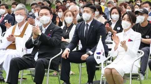 윤석열 대통령과 김건희 여사가 15일 서울 용산 대통령실 청사 잔디마당에서 열린 제77주년 광복절 경축식에 참석하고 있다.사진=연합뉴스 