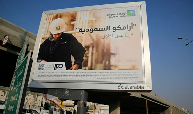 사우디아라비아의 국영 석유기업 아람코가 2019년 11월 '주식 공개'를 예고한 대형 광고판이다. 아람코는 공개 3년여 만에 분기별 수익률 최고액을 경신했다. 사진=뉴시스/AP