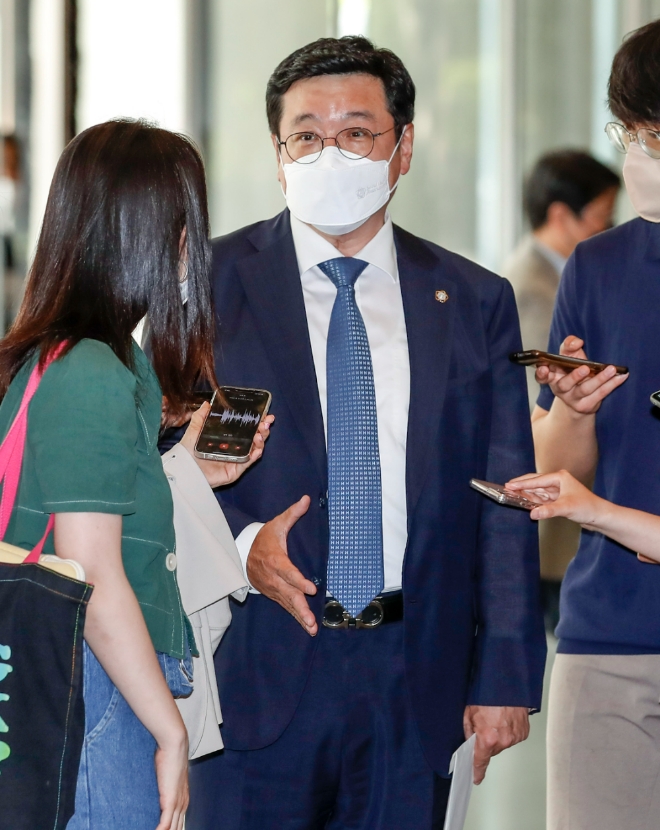 이찬희 삼성준법감시위원회 위원장이 지난 6월 오후 서울 서초구 삼성전자 서초사옥에서 열린 삼성 준법위 2기-CEO 간담회에 참석하며 취재진 질문에 답하고 있다. 사진=뉴시스