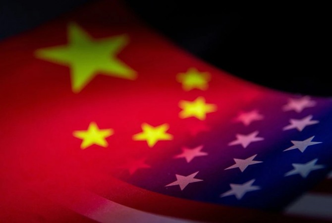 2024년 미국 의회이 제시한 공공 회계검사 허용 시한이 다가오는 가운데 미국 국기와 중국 국기 일러스트레이션(사진=로이터)