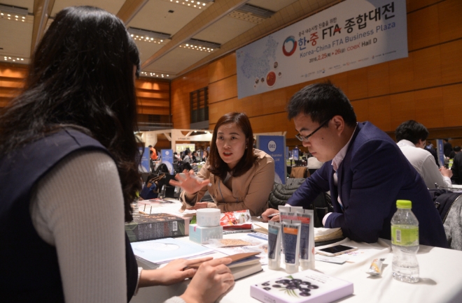 지난 2016년 2월 25일 서울 삼성동 코엑스에서 개막한 ‘한중 FTA 종합대전’에서 찾은 기업 관계자들이 상담을 하고 있다. 사진=뉴시스