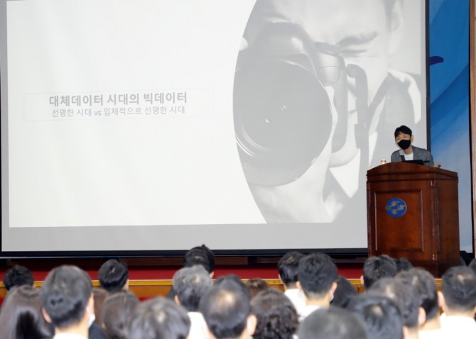 Sh수협은행은 지난 16일 서울 송파구 수협은행 본점에서 ‘창의적 관점, 무엇이 차이를 만드는가’를 주제로 제4회 내일을 바꾸는 강연을 개최했다. 이날 강연자로 나선 구글코리아 김태원 전무. [사진=Sh수협은행] 