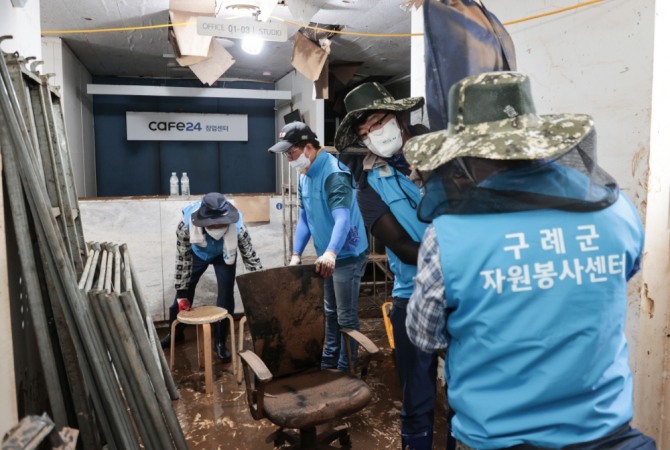 구례군은 지난 16일 김순호 군수를 비롯한 직원들이 서울시 동작구 수해지역을 방문해 피해 복구를 위한 자원봉사를 실시하였다고 밝혔다. / 전남 구례군=제공