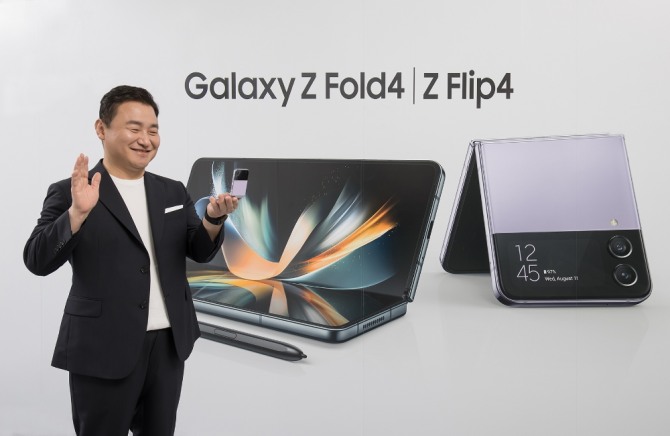 지난 10일(한국시간) '삼성 갤럭시 언팩 2022(Samsung Galaxy Unpacked 2022: Unfold Your World)에서 노태문 삼성전자 MX사업부장(사장)이 차세대 폴더블 스마트폰 '갤럭시 Z 플립4'와 '갤럭시 Z 폴드4'를 소개하고 있다. 사진=삼성전자