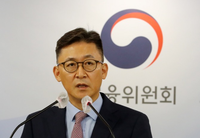 권대영 금융위원회 금융정책국장이 10일 오전 서울 종로구 정부서울청사 브리핑실에서 자영업자와 소상공인 대환 프로그램 도입 브리핑을 하고 있다. 사진=뉴시스