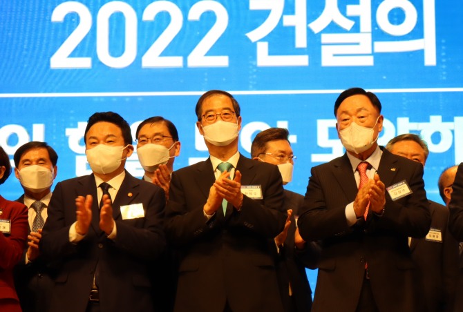 2022 건설의 날 기념식에 참석한 (왼쪽 원희룡 국토교통부 장관, 한덕수 국무총리, 김상ㅎ수 대한건설단체총연합회 회장. 사진=대한건설단체총연합회