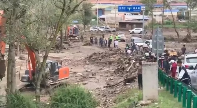 칭하이성 시닝시 다통셴에서 홍수가 발생해 최소 16명이 사망했다. 사진=펑파이신문