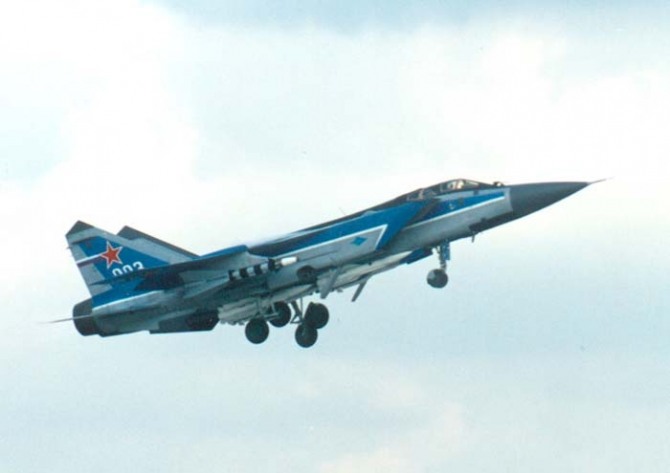 극초음속 미사일 킨잘을 탑재한 러시아 미그 전투기 MiG-31E.