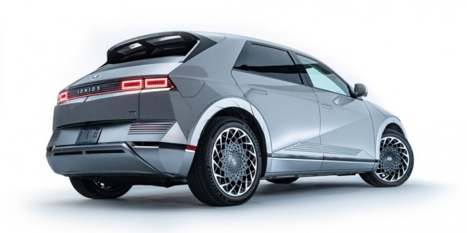 미국 자동차 전문매체 카 앤드 드라이버가 '올해의 전기차'로 선정한 현대 아이오닉5. 사진=카 앤드 드라이버