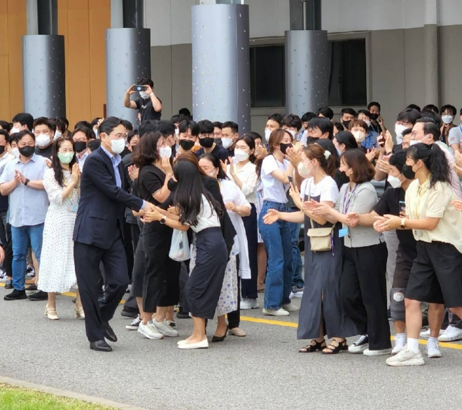 19일 기흥 반도체 R&D단지 기공식에 참석한 이재용 부회장이 직원들과 반갑게 인사하고 있다. 사진=삼성전자