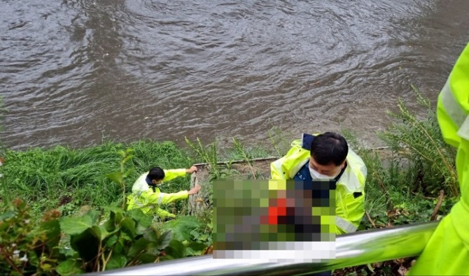 20일 오후 2시 30분 경 부산 온천천 산책로에 고립된 여성이 구조되고 있다. [사진=부산경찰청]