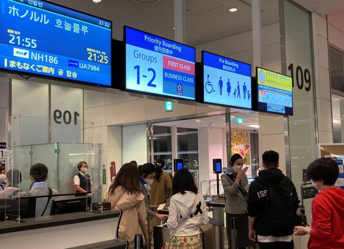일본 도쿄 하네다 공항에 출국 수속중인 관광객 모습. 사진=로이터