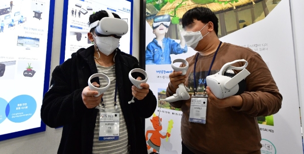 '한국전자전 2020'에서 VR(가상현실) 주변 기기를 체험하고 있는 참가자들. 사진=한국전자전 공식 사이트