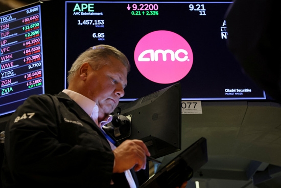 뉴욕증권거래소(NYSE) 모니터에 표시된 AMC 로고.. 사진=로이터 