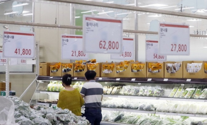 서울 대형마트에서 시민들이 장을 보고 있는 모습. [사진=뉴시스]