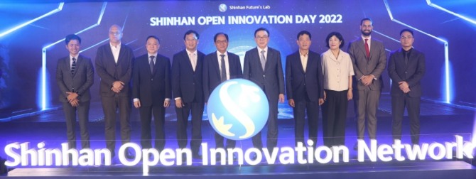 신한금융그룹은 23일 베트남 하노이에서 '신한퓨처스랩 하노이 개소식'과 함께 '오픈이노베이션'을 진행했다. 이날 행사에 참석한 (왼쪽 네번째부터) 팜 홍 꾸엇 베트남 과기부 국장, 박노완 주베트남 대사, 조용병 신한금융그룹 회장, 쩐 반 똠 베트남 과기부 차관, 김명희 신한금융그룹 CDO 및 관계자들이 기념촬영을 하고 있다. [사진=신한금융그룹]