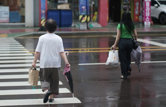 약해진 빗방울에 우산을 든 시민. 사진=연합뉴스