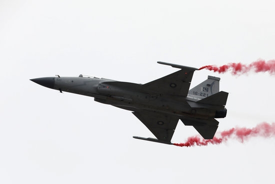 중국의 JF17 전투기 비행 모습 사진=로이터