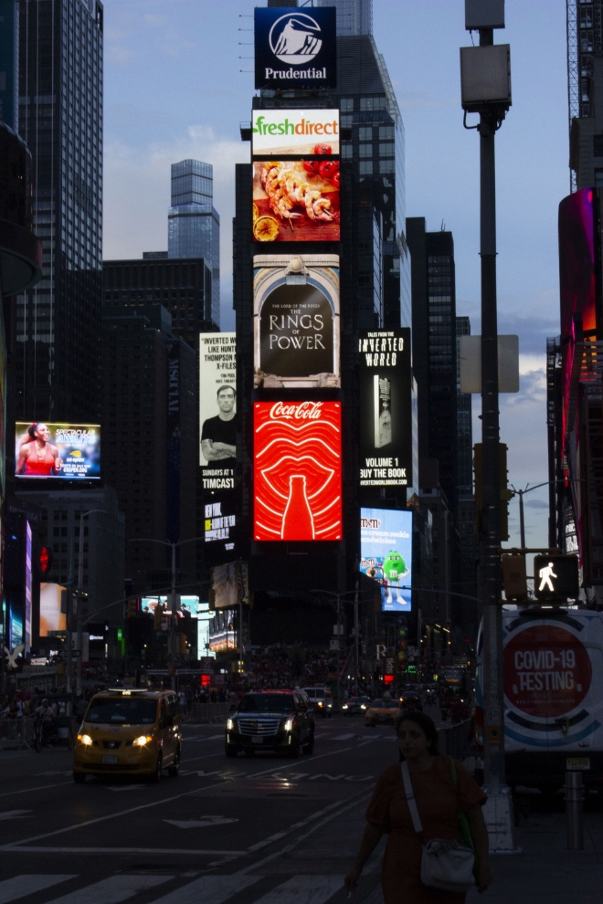 미국 뉴욕 타임스 스퀘어에서 진행되는 옥외 광고는 삼성 'Neo QLED 8K'가 등장하며 시작하며, 드라마의 주요 장면을 담고 있다. 사진=삼성전자