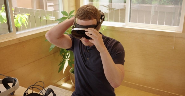마크 저커버그 메타 플랫폼스 대표가 VR 헤드셋 프로토타입을 시연 중이다. 사진 속 기기는 기사 내용과 무관. 사진=메타 리얼리티 랩스