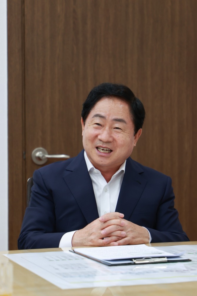 주광덕 남양주시장이 26일 집무실에서 인터뷰를 하고 있다.