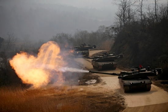 폴란드는 한국의 K2전차(훈련사진 모습)와 미국의 에이브람 구입을 추진하고 있다 사진=로이터