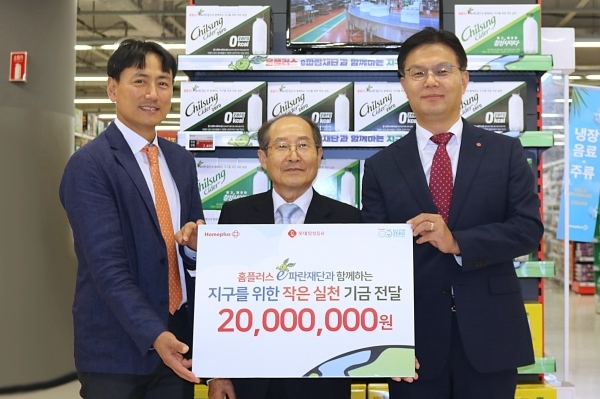 (사진 왼쪽부터) 김태규 홈플러스 그로서리본부장, 박인주 홈플러스 e파란재단 이사장, 나한채 롯데칠성음료 영업본부장. 출처=롯데칠성음료.