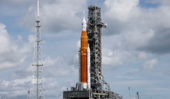 미국 플로리다주 케이프커내버럴의 케네디우주센터에서 27일(현지시간) 미국의 달 복귀 계획인 '아르테미스(Artemis) 프로그램의 로켓인 '우주발사시스템'(SLS)에 유인 캡슐 '오리온'이 탑재돼 있다.사진=연합