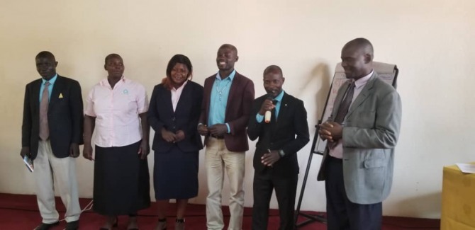 우간다새마을금고중앙회 (초대)임원으로 선출된 회장 사무엘 마부미리지(티리보고 MG소속, 오른쪽 두 번째)와 대표자들이 인사말을 전하고 있다. [사진=새마을금고중앙회]