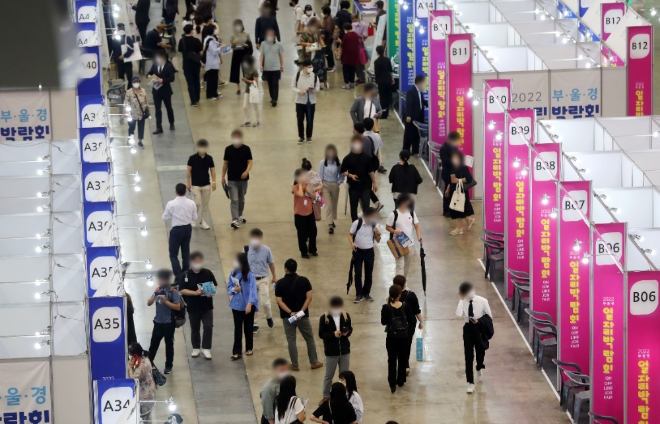  '2022 부산·울산·경남 일자리 박람회'가 열린 지난 30일 부산 해운대구 벡스코 제1전시장을 찾은 구직자들이 현장 면접을 보거나 취업상담을 하고 있다. 지난 22일부터 9월 2일까지 열리는 이번 일자리박람회에는 부울경 내 기업 290곳이 참여, 2400여 명의 인재를 채용할 계획이다. 사진=뉴시스