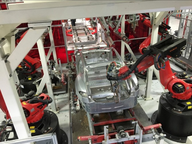 미국 캘리포니아 테슬라 공장에서 로봇들이 차량을 조립하고 있다. 사진=로이터