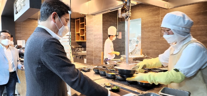 이재용 삼성전자 부회장이 30일 서울 송파구 신천동에 있는 삼성 SDS 잠실캠퍼스를 찾아 구내식당을 이용하고 있다. 사진=삼성전자