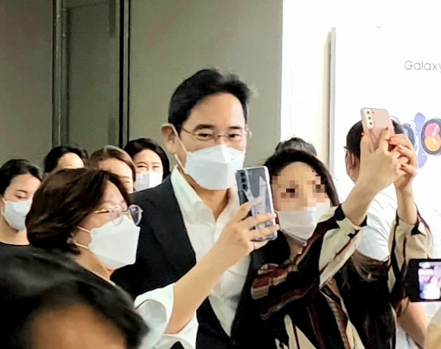 이재용 삼성전자 부회장이 30일 서울 송파구 신천동에 있는 삼성SDS 잠실캠퍼스에서 직원들과 사진을 찍고 있다. 사진=삼성전자