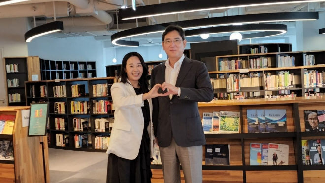 이재용 삼성전자 부회장이 30일 송파구 신천동에 있는 삼성SDS 잠실캠퍼스를 방문해 일과 육아를 병행하는 여성 직원들과 사진 촬영을 하고 있다. 사진=삼성전자