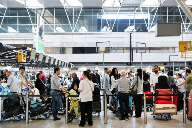 2022년 6월 네덜란드 암스테르담 스키폴 공항에 수속중인 여행객들. 사진=로이터