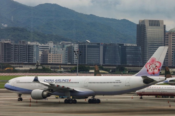 대만 타이베이 송산공항에 있는 중화항공 여객기. 사진=로이터