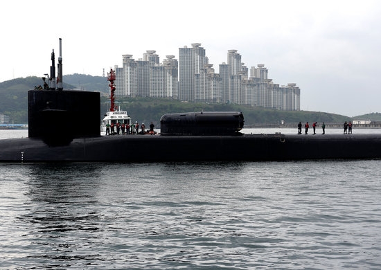 미국의 핵 잠수함이 부산을 방문한 모습 사진=로이터