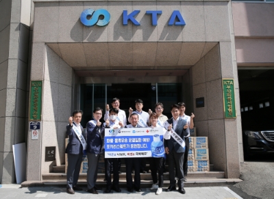 지난달 25일 부산 초량동 부산화물운송사업협회에서 열린 부산 지역 화물 운송 근로자 대상 포카리스웨트 전달식 현장. 사진=동아오츠카