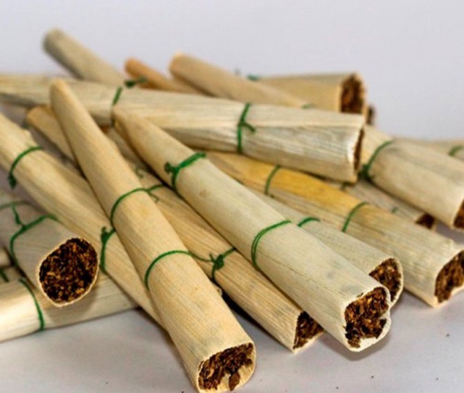 인도네시아에서 인기 있는 크레텍으로 만든 담배. 