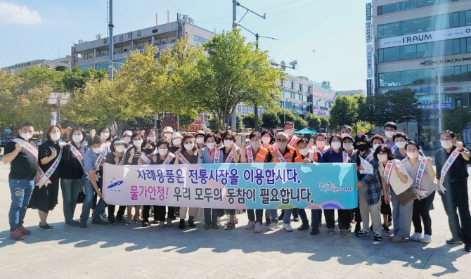 안산시는 추석 명절을 맞아 농·축·수산물 등 주요 성수품의 가격인상과 수급 불안정성에 대비해 물가안정 캠페인을 했다. 사진=안산시