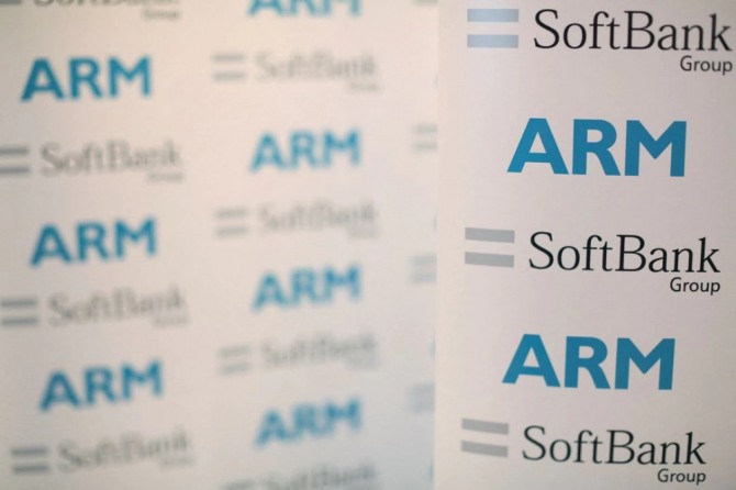 ARM과 소프트뱅크의 로고. 사진=로이터