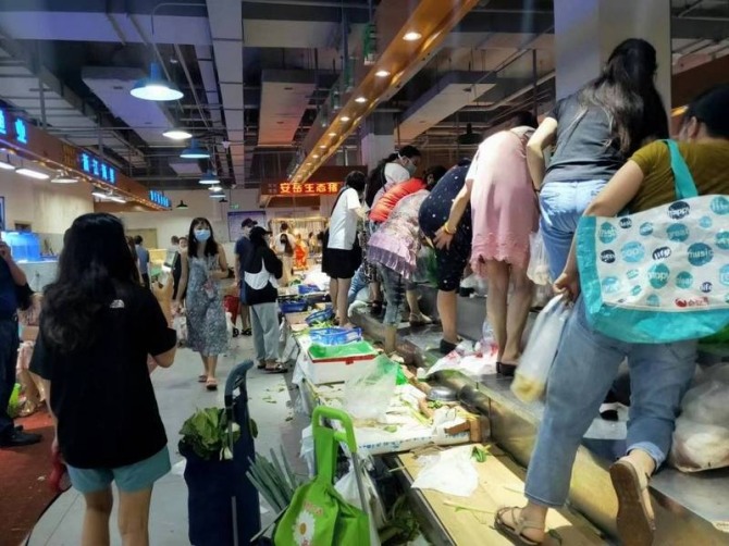청두 주민들이 식량을 구매하기 위해 진열대에 오른 모습. 사진=만야 쿠체 트위터