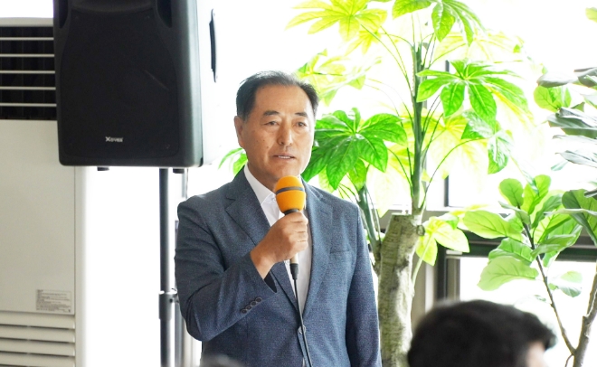 기동마을 발전소 현황을 설명하고 있는 이태식 기동마을 사회적협동조합장. 사진=한화큐셀