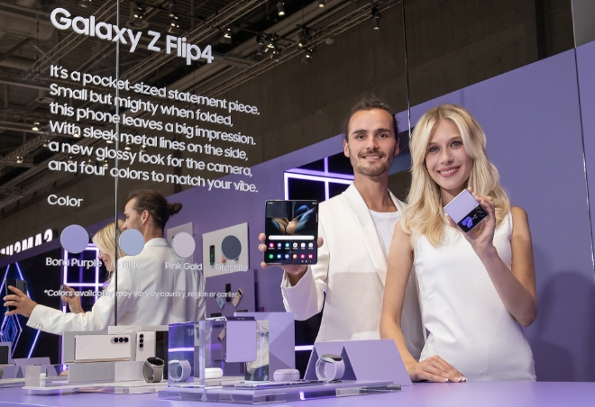 1일(현지시각) IFA 2022가 열리는 독일 메세 베를린(Messe Berlin)에 위치한 시티 큐브 베를린(City Cube Berlin) '삼성 타운'에서 삼성전자 모델이 갤럭시 존의 갤럭시 Z 플립4ㆍZ 폴드4를 소개하고 있다. 사진=삼성전자