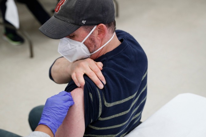 미국 캘리포니아에서 한 시민이 코로나19 백신을 접종받는 모습.사진=연합
