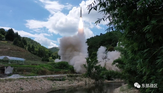 중국군이 대만 해협 등을 향해 미사일 발사 훈련을 하고 있다. 이에 일본은 장거리 미사일 개발을 추진중이다  사진=로이터