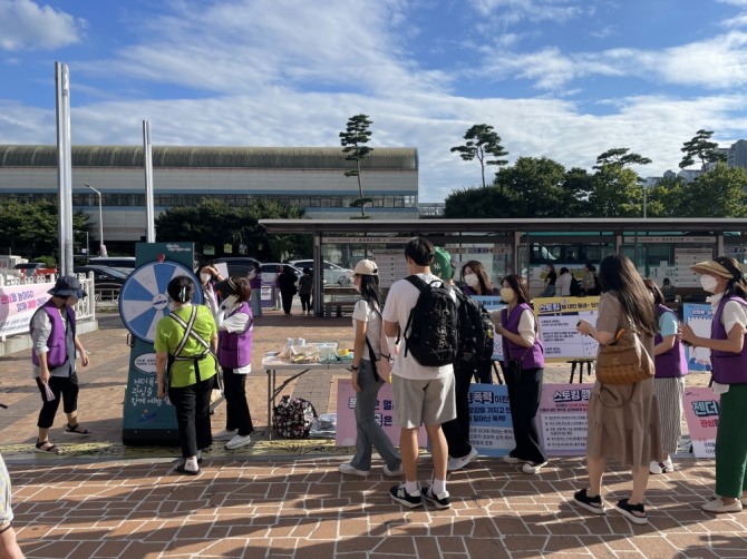 안산시는 중앙역 맞은편 광장에서 성폭력·디지털 성범죄·가정폭력 및 최근 급증한 데이트폭력·스토킹 범죄 예방을 위해 ‘성폭력 예방 및 근절 캠페인’을 추진했다. 사진=안산시