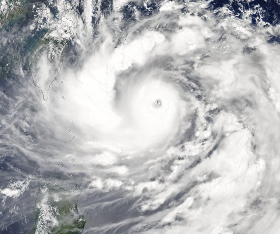 미국 항공우주국(NASA) 지구관측소가 4일(현지시각) 우주에서 찍은 태풍 힌남노 사진을 공개했다. 사진은 지난 1일 아쿠아위성이 촬영한 제11호 태풍 힌남노. 사진=미국 항공우주국(NASA) 지구관측소 홈페이지 캡처